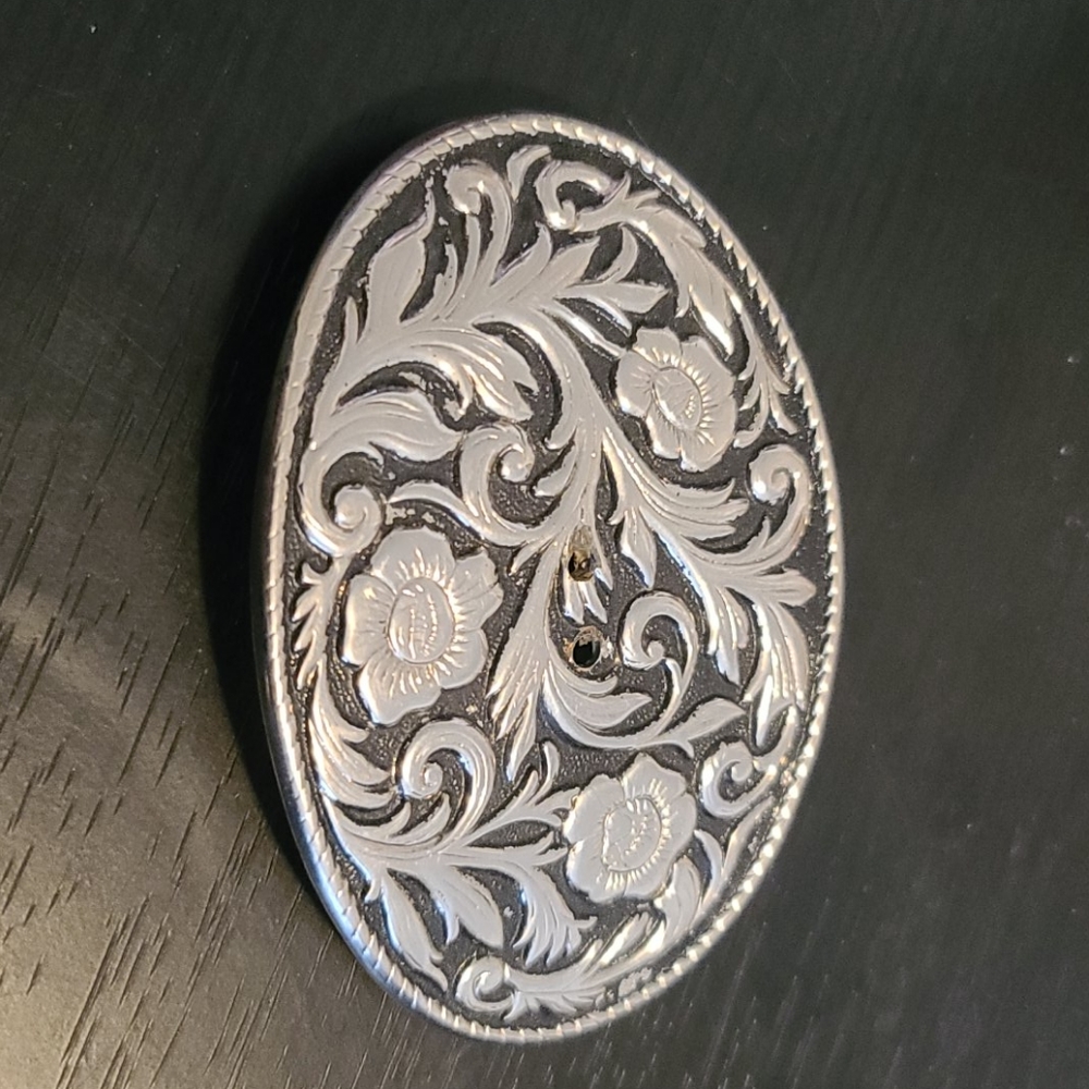 Mens belt buckle with roses